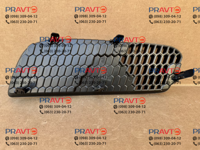 Заглушка воздуховода правая в передний бампер Mazda VA40-50-C11, VC8550C11